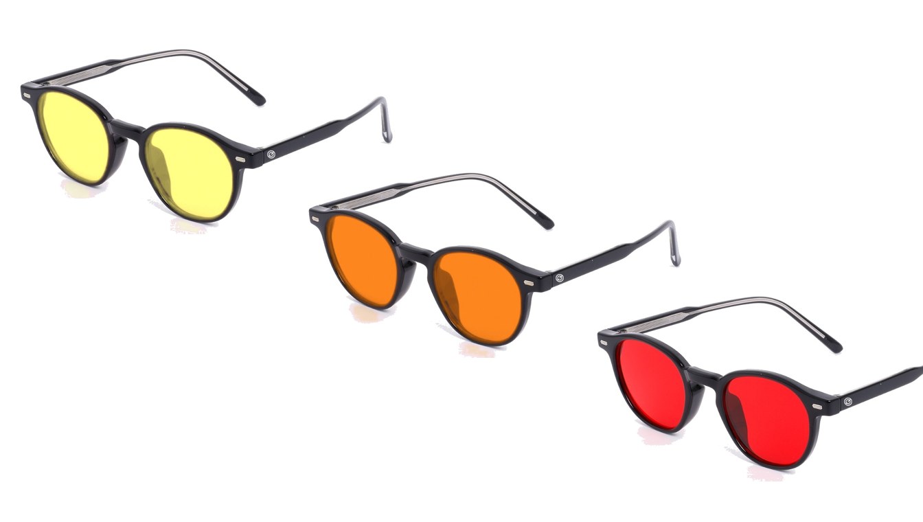 Tres lentes RadaR de armazón negro con cristales rojo, naranja y amarillo sobre fondo blanco